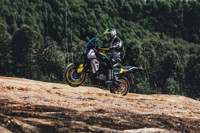 QJ Moto 650 SVT