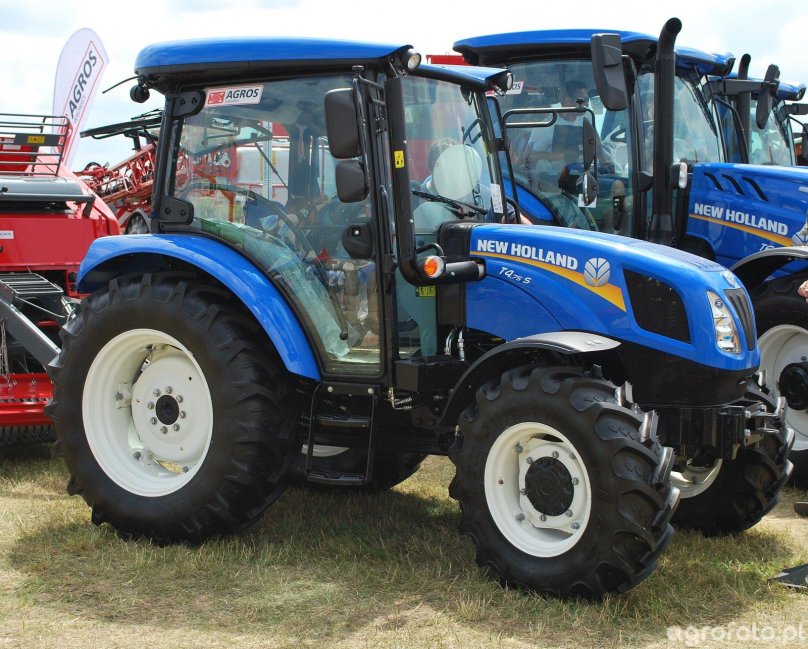 Трактор New Holland t4