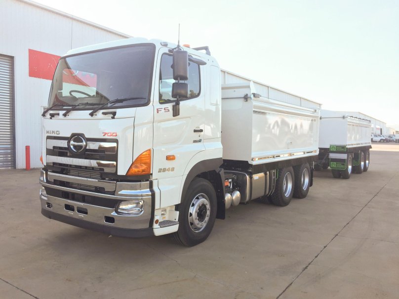 Самосвал Hino