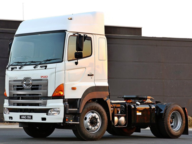 Hino 700 тягач