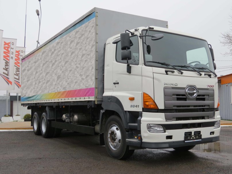 Грузовик Hino 700