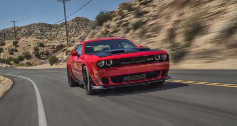 Dodge Challenger Hellcat в дыму ночи