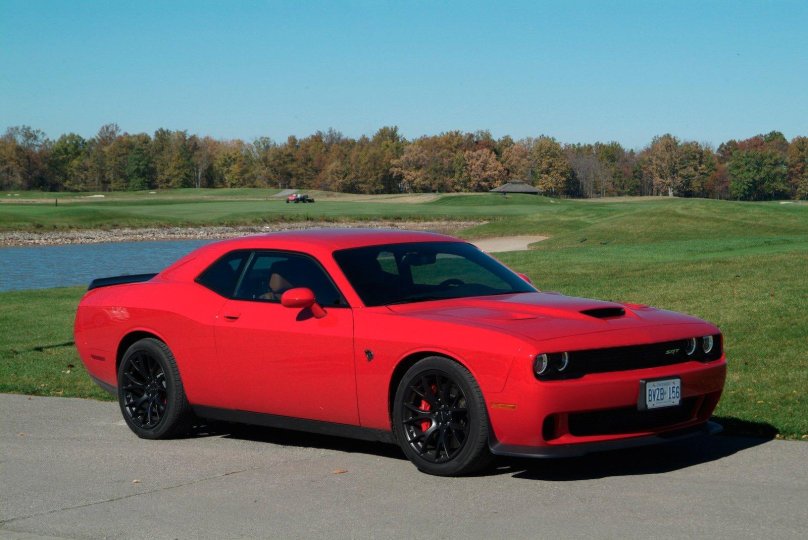 Додж Челленджер красный
