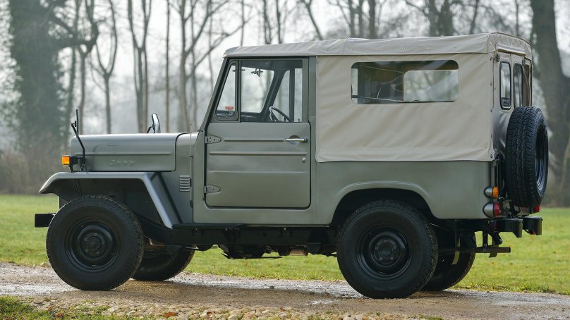 Военный джип Митсубиси