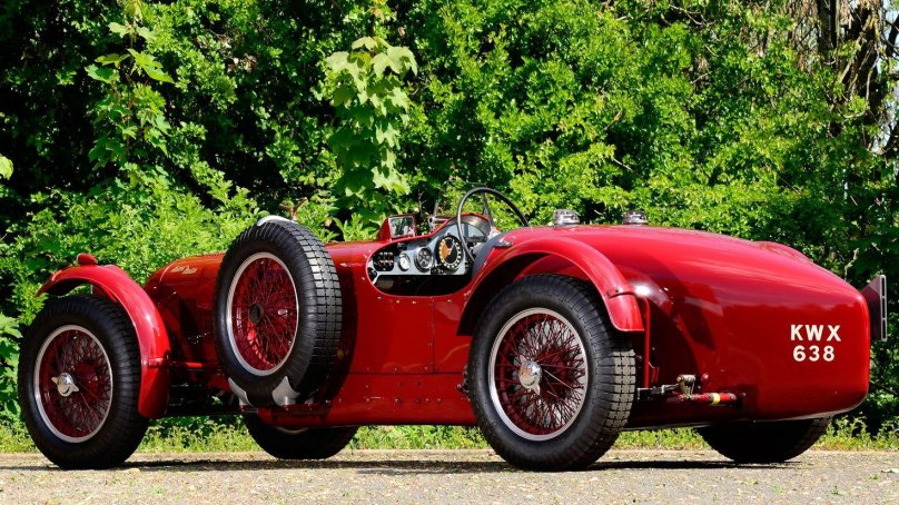 Астон Мартин красный ретро