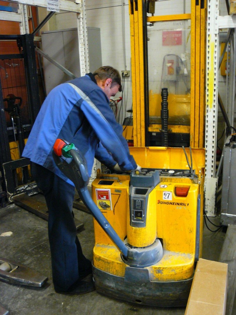 Электрогидравлическое оборудование на складе