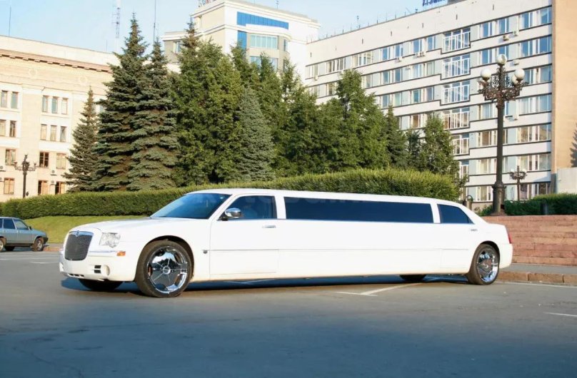 Крайслер 300с лимузин белый