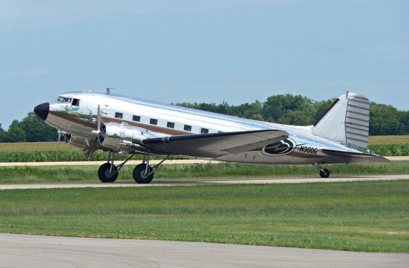 Самолет Douglas DC-3