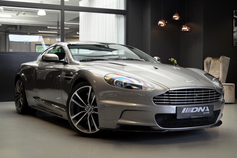 Aston Martin DBS v12 розовый