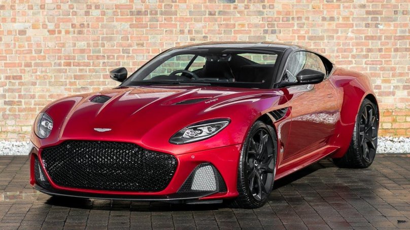 Aston Martin DBS v12 красный