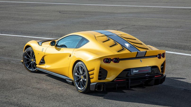 Феррари 812 Competizione