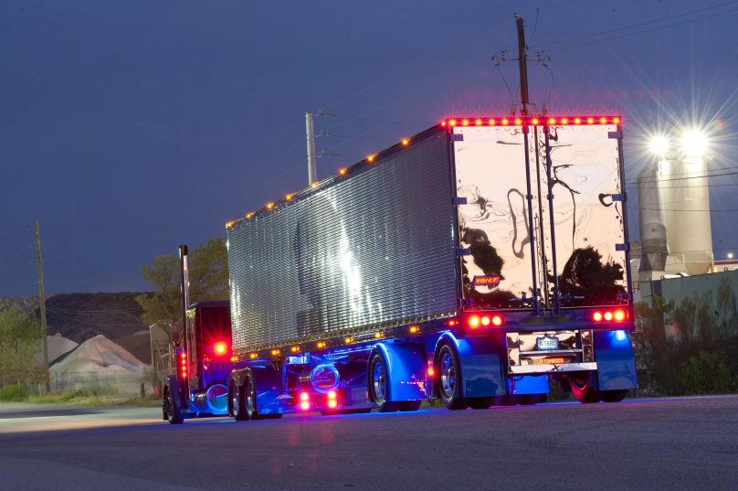 Грузовик с полуприцепом