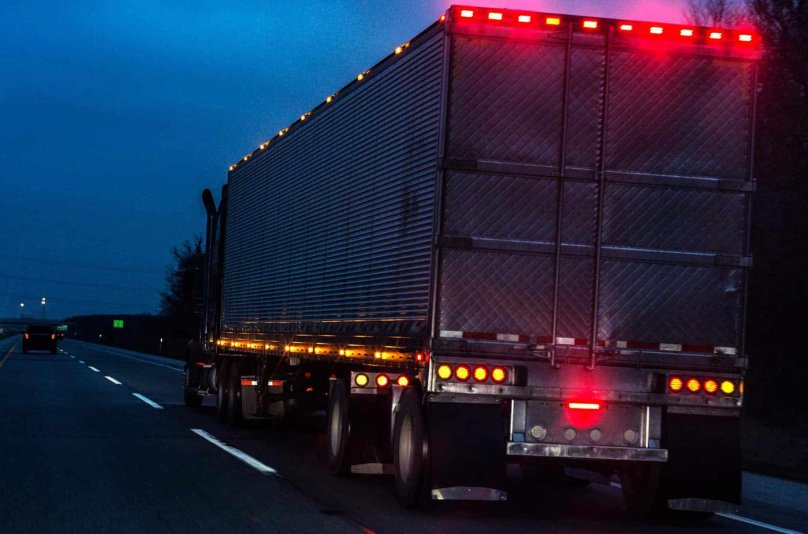 Стоп сигнал на полуприцеп фуры