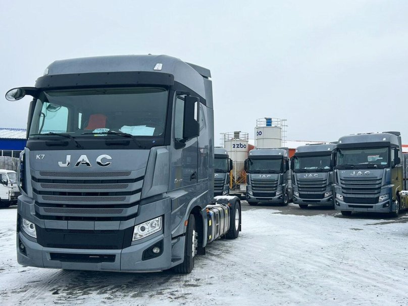 Седельный тягач JAC k7