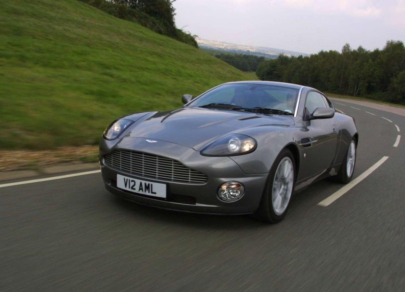 Астон Мартин 2001