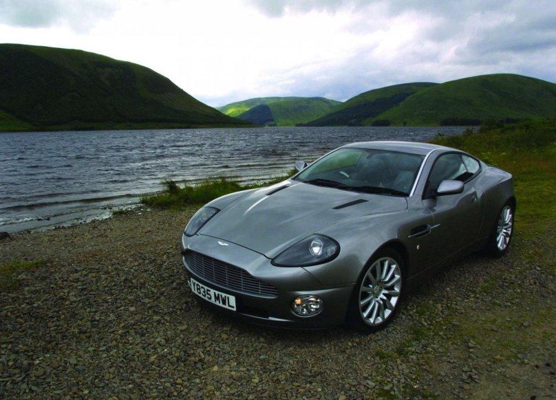 Астон Мартин 2001