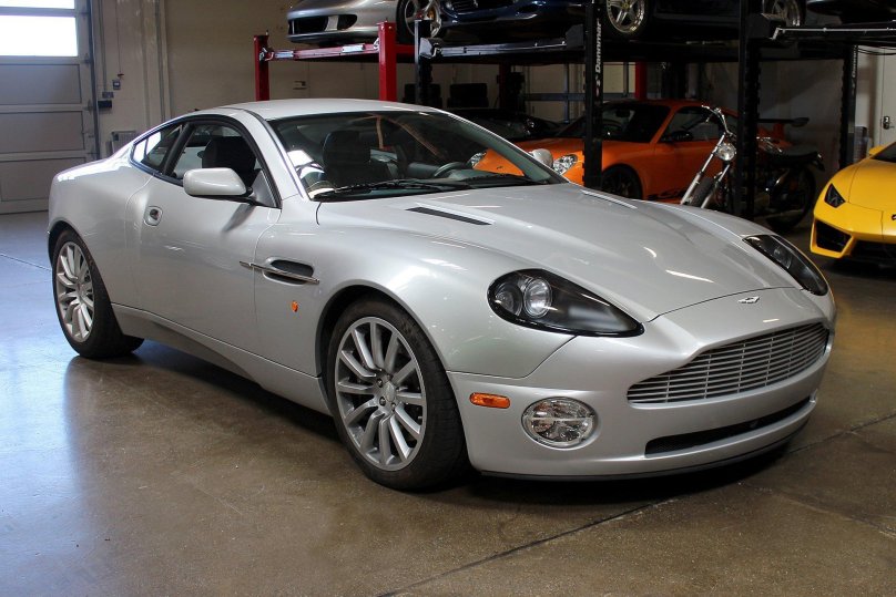 Aston Martin Vanquish 2003