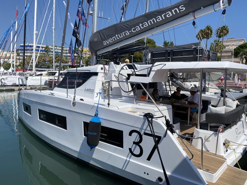 Катамаран Авентура 37