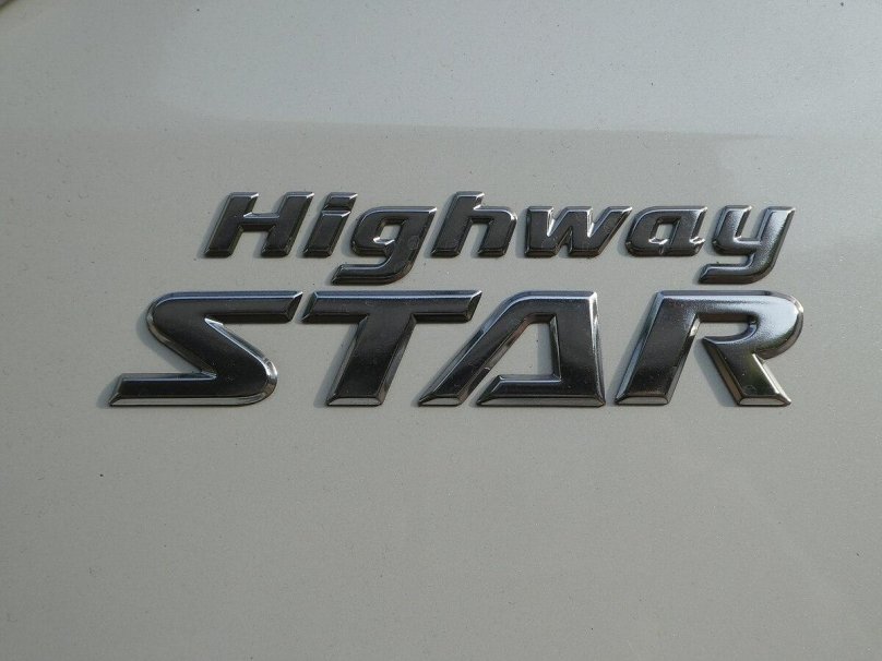 Шильдик на Ниссан Серена