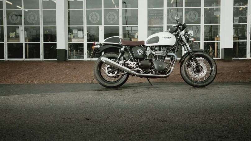 Триумф Тракстон 900