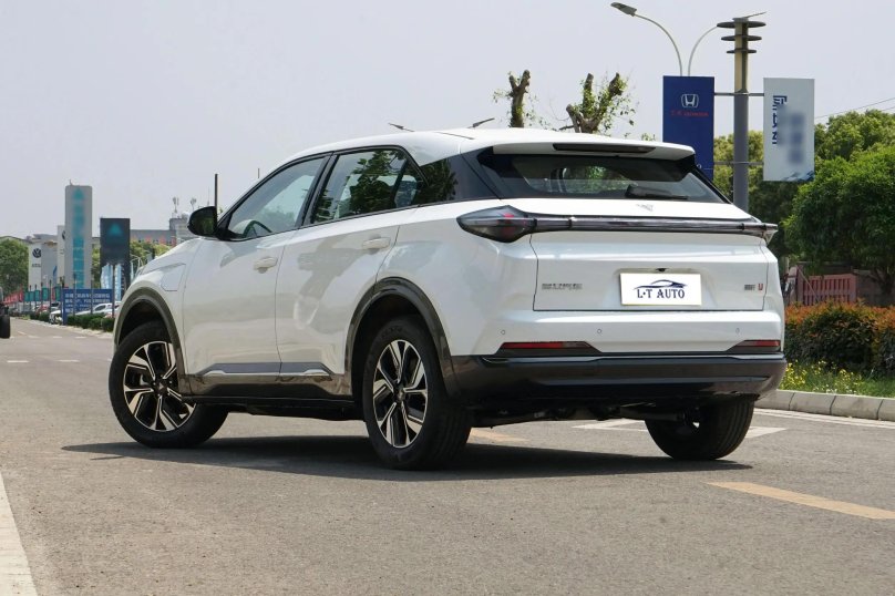 Китайский электро кроссовер