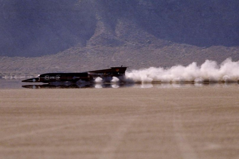 Ракетный автомобиль Thrust SSC 1228 км/ч