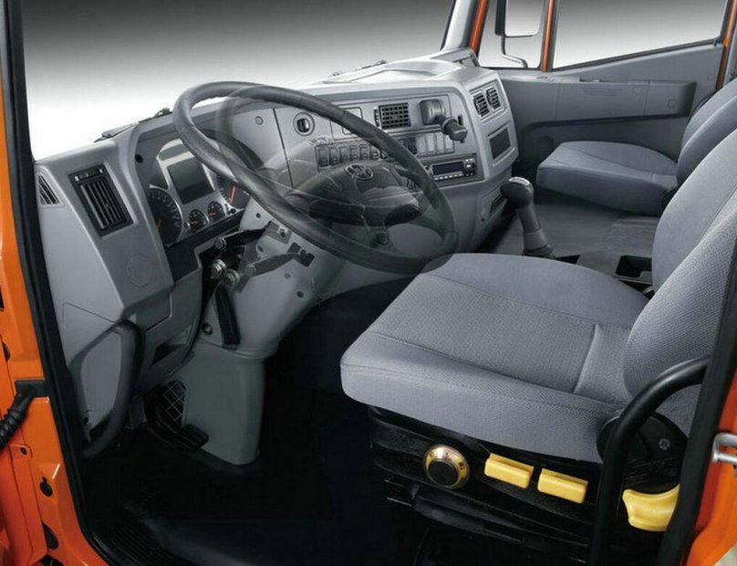 Китайская Ивеко самосвал 8х4