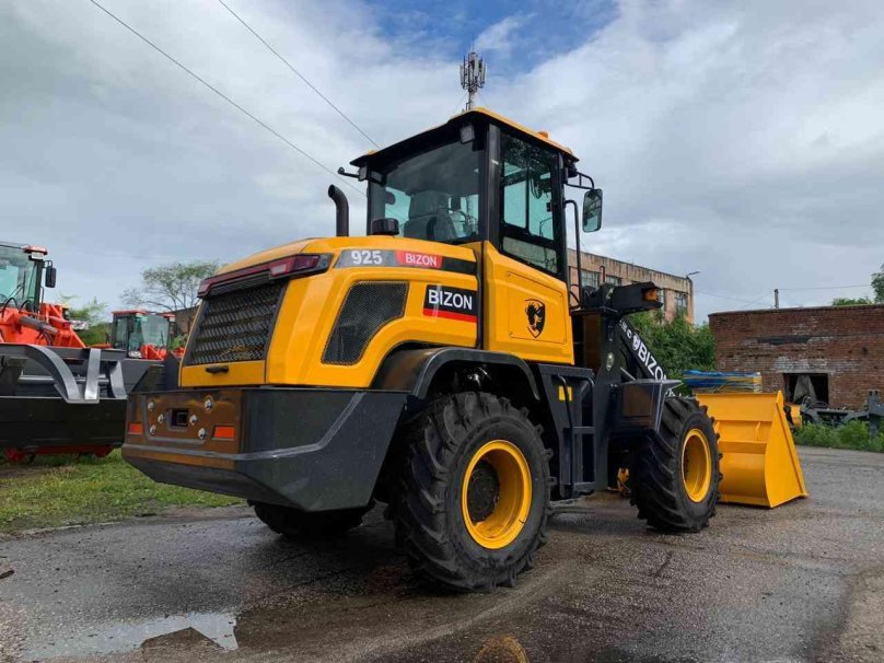Бизон 925 фронтальный погрузчик