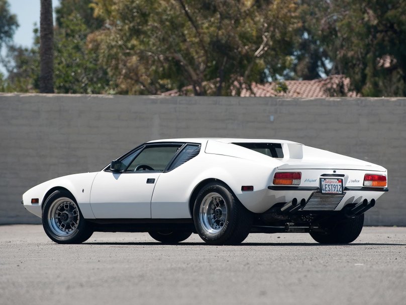 Машина de Tomaso Pantera