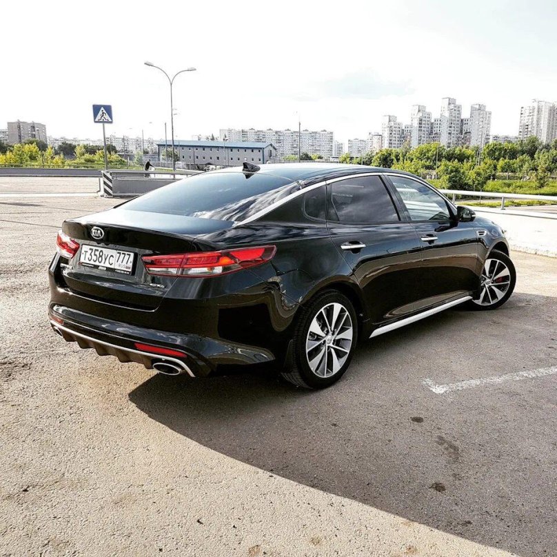 Черная Kia Optima gt line