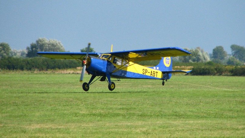 Як 12 желто черный