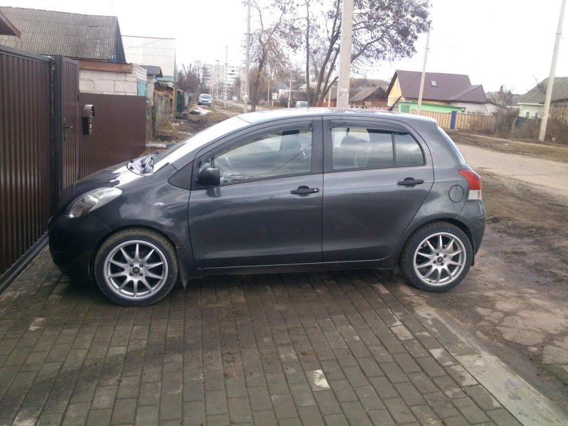 Toyota Yaris 2008 на дисках