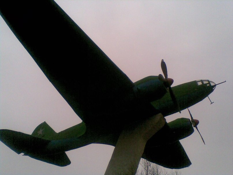 Памятник авиаторам-североморцам «самолет ил-4»