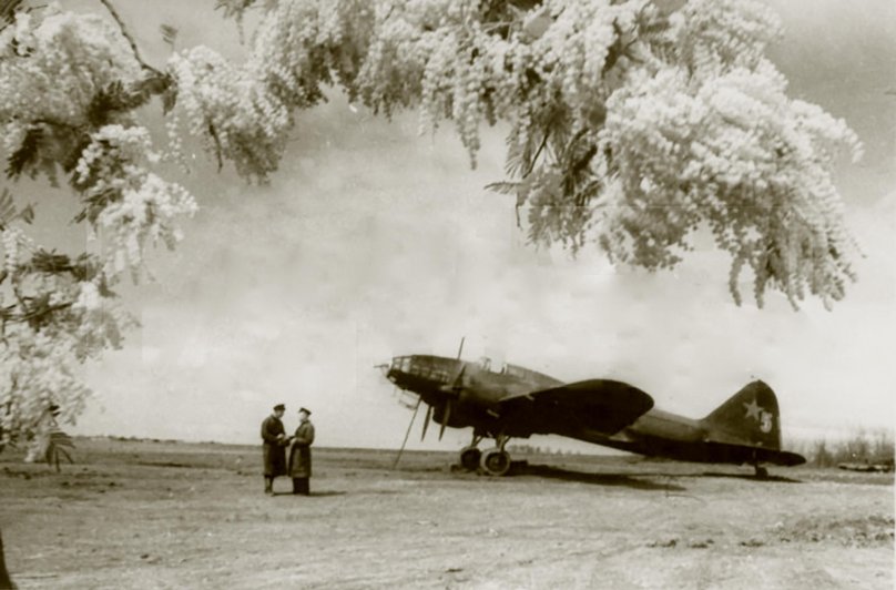 В каком фильме в начале ил-4 сел на снег