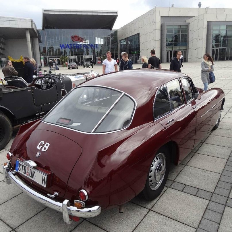 Машина Бристоль 405