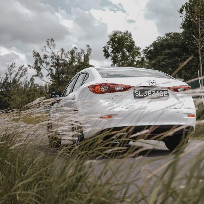 Белая иномарка вид сзади