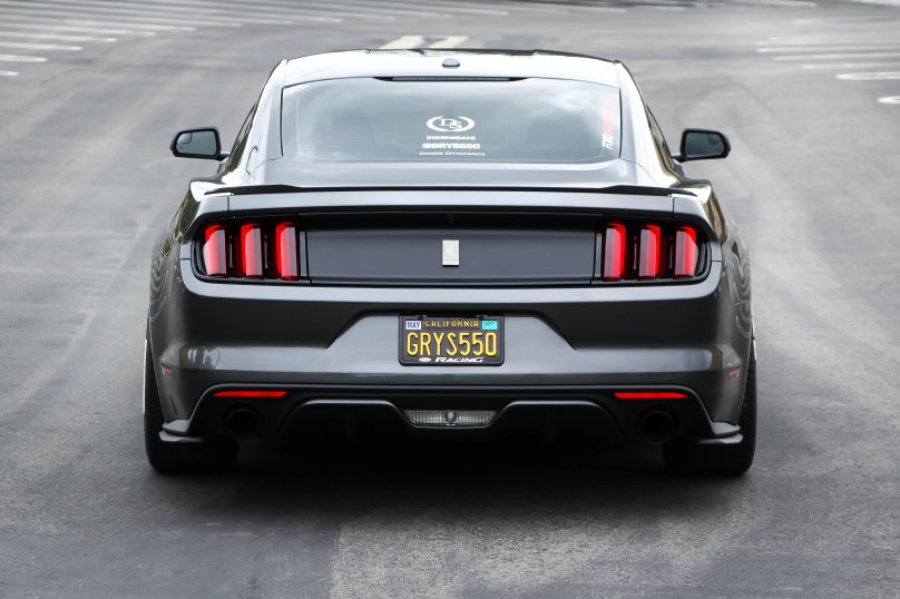 Форд Мустанг сзади