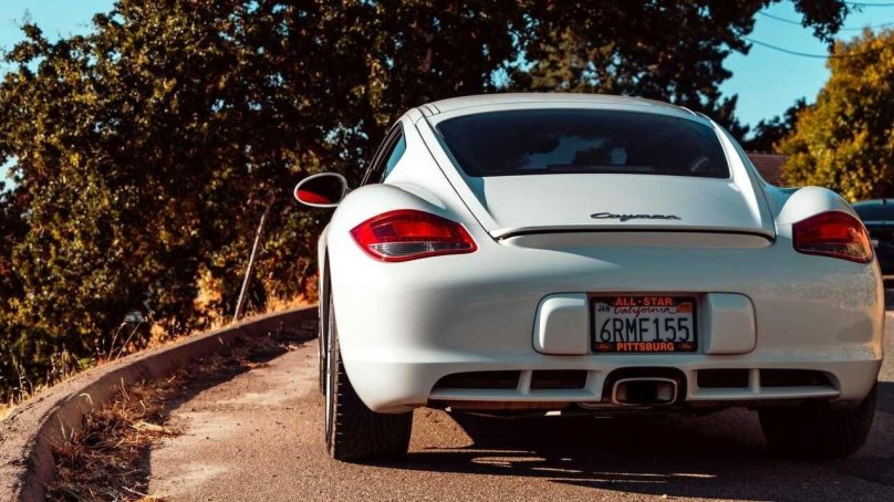Porsche Cayman сзади