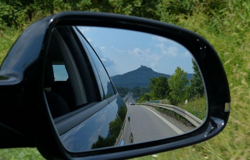 Зеркало автомобиля