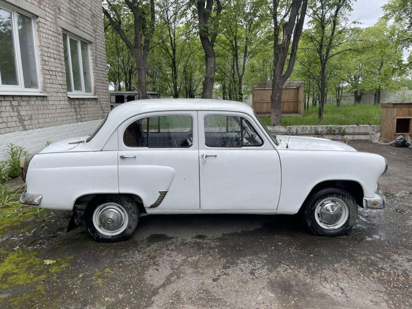 Москвич старый белый