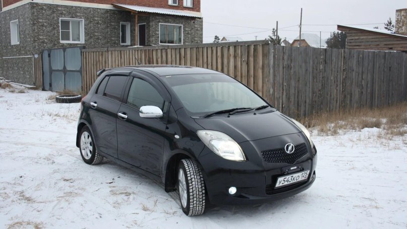 Тойота Витц черная