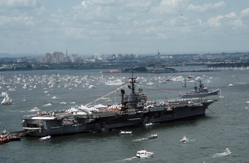 Советский сторожевик и авианосец Джон Кеннеди CV-67