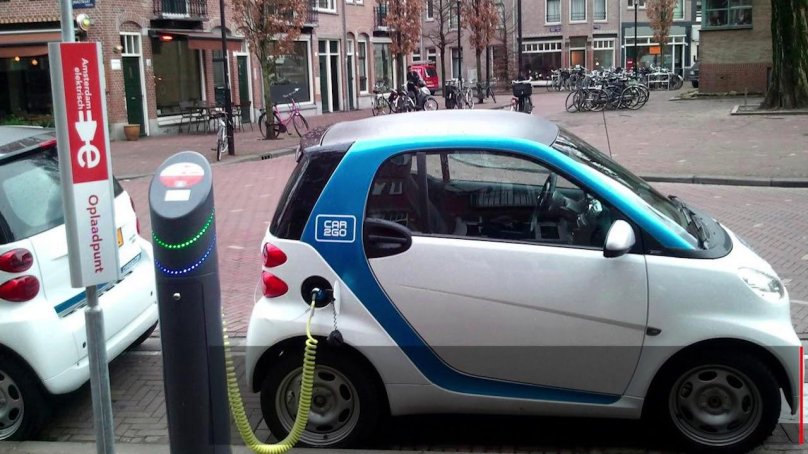 Электромобиль в городе