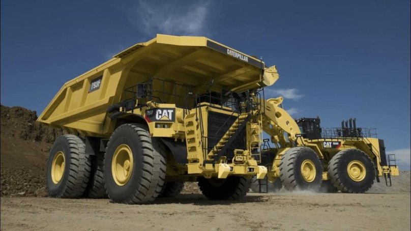 Карьерный самосвал Катерпиллер