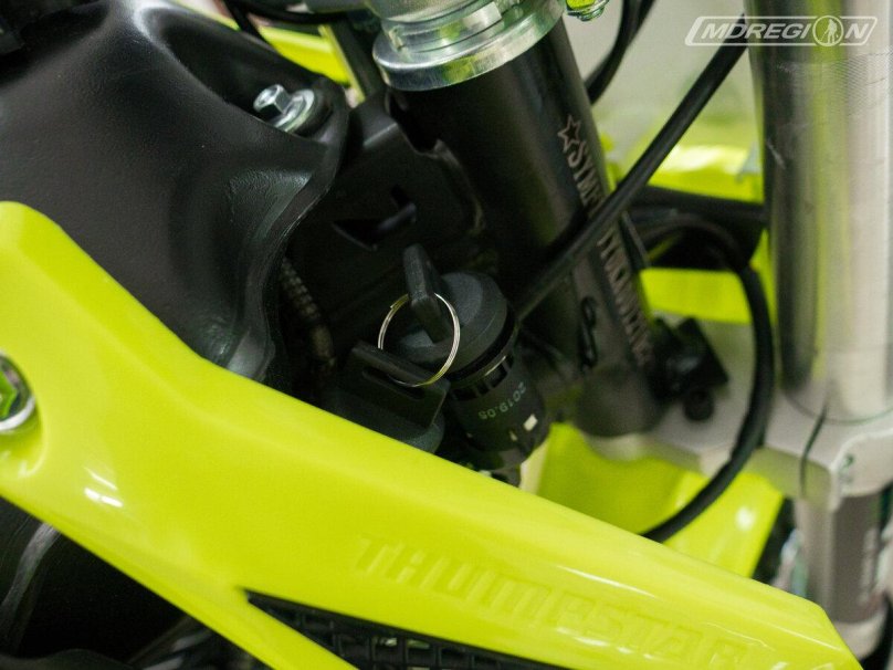 Желтый питбайк и желтая каска