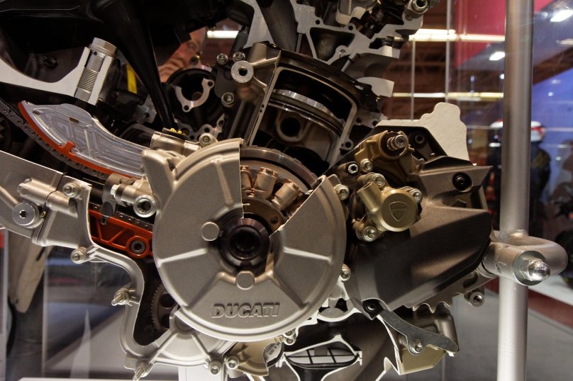 Десмодромный двигатель Ducati