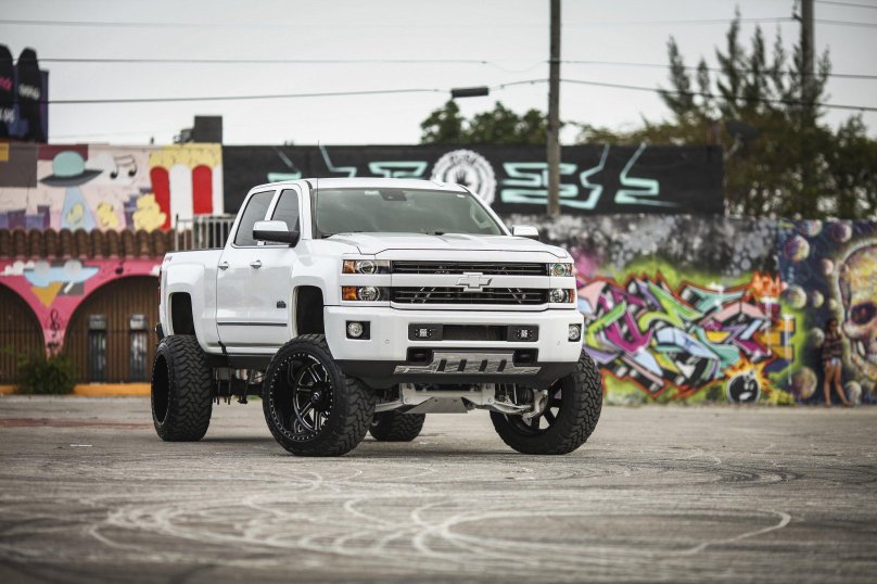 Chevrolet Silverado белая