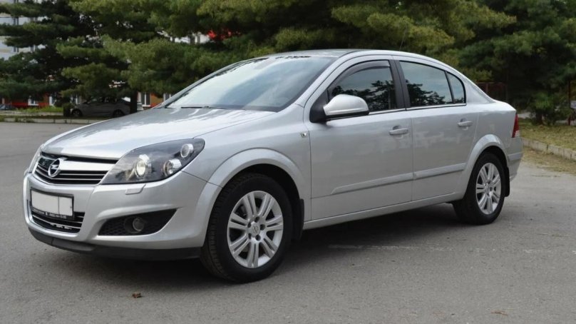 Opel Astra 2010 седан