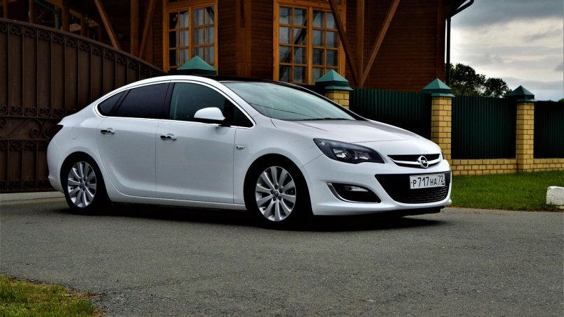 Опель Астра j седан белый