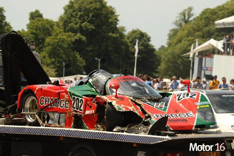 Разбитая гоночная машина